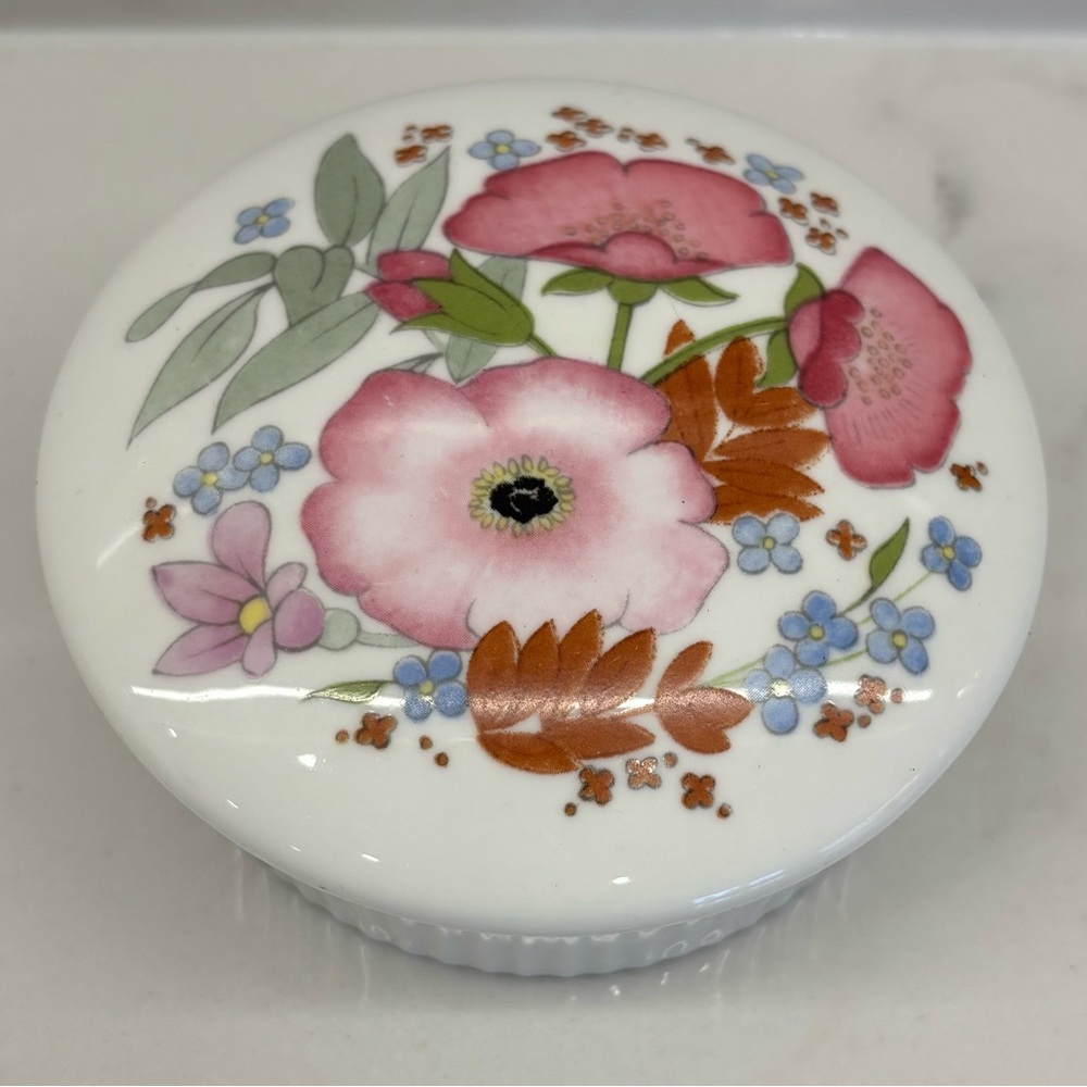 Vintage Wedgwood Fluted Floral Trinket Box Meadow Sweet Pattern Bone China
